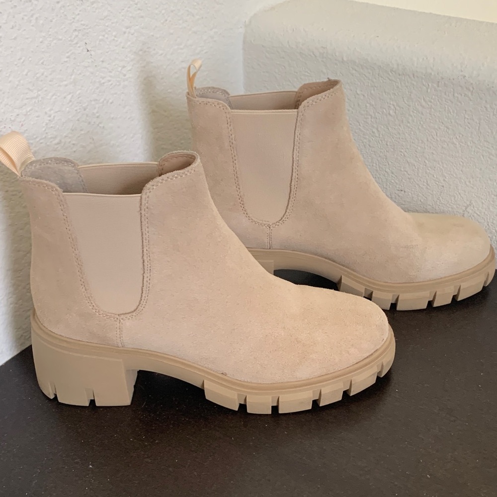 Steve Madden Lug Sole Beige/ Cream Chelsea Suede Ankle Boots. - Picture 8 of 8